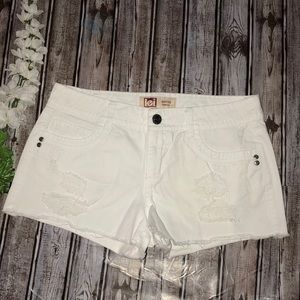 🌴L.E.I.•FACTORY DISTRESSED•WHITE CUTOFF SHORTS
